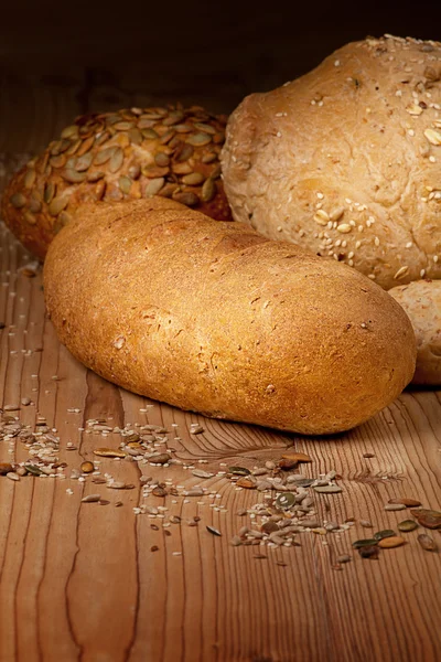 Белый хлеб на деревянном фоне — стоковое фото