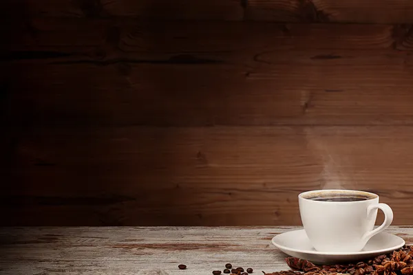 Vit kopp kaffe över trä bakgrund — Stockfoto