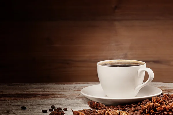 Weiße Tasse Kaffee über hölzernen Hintergrund — Stockfoto