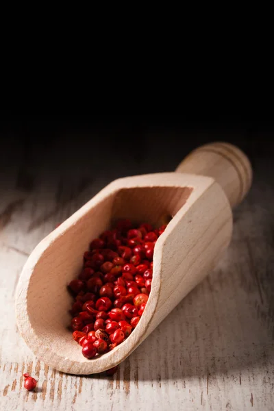 Красный перец в деревянном самокате — стоковое фото