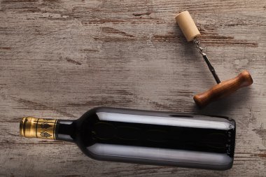 bir şişe şarap ve tirbuşon