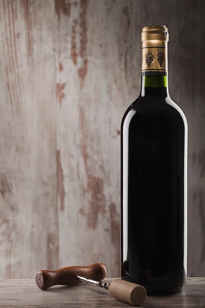 Láhev vína a vývrtka — Stock fotografie