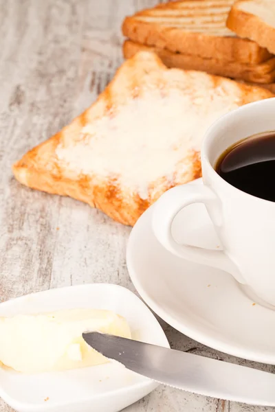 Kaffe med rostat bröd — Stockfoto