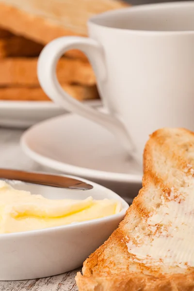 Kaffee mit Toasts lizenzfreie Stockbilder