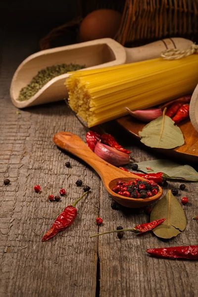 Pasta och matlagning ingredienser — Stockfoto