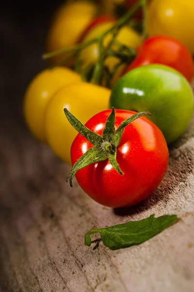 Ahşap arka planda kiraz domatesleri — Stok fotoğraf