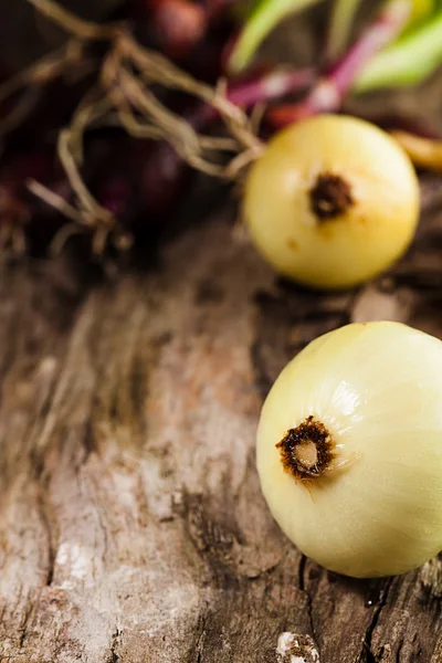 Onions on grunge wood — Stock Photo, Image