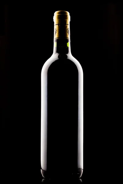 Garrafa de vinho sobre fundo preto — Fotografia de Stock