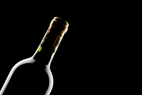 Botella de vino sobre fondo negro — Foto de Stock
