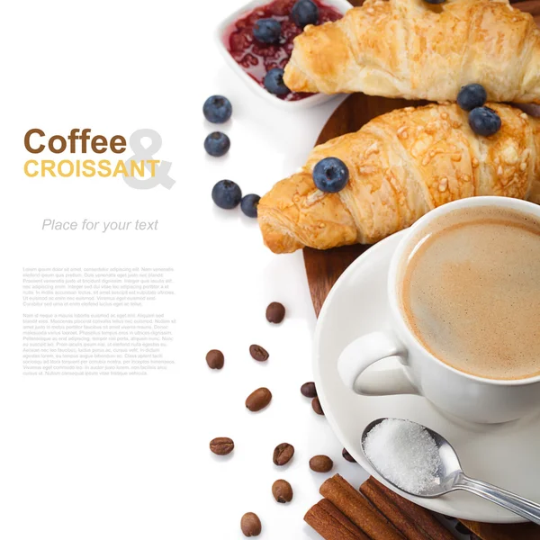 Caffè con croissant e mirtilli su fondo bianco — Foto Stock