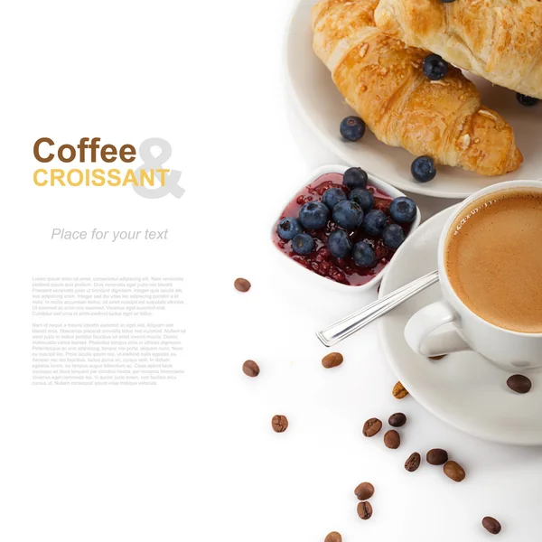 Caffè con croissant e mirtilli su fondo bianco — Foto Stock