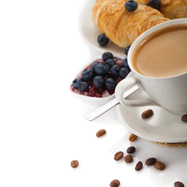 Káva s croissanty a borůvky na bílém pozadí — Stock fotografie