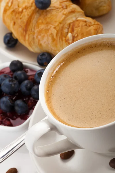Kaffe med croissanter och blåbär på vit bakgrund — Stockfoto