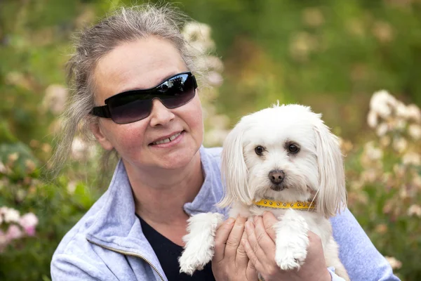 Madura mujer holdiong su cachorro — Foto de Stock