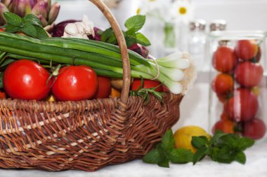 hasır sepet içinde çiğ sebze