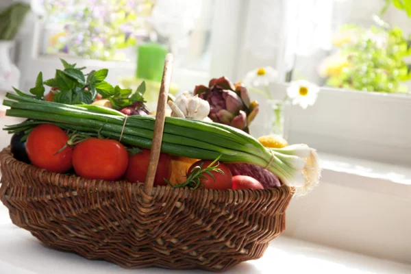 Verduras crudas en canasta de mimbre — Foto de Stock