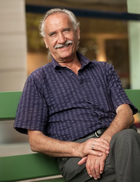 Senior man relaxes — Stock Photo, Image