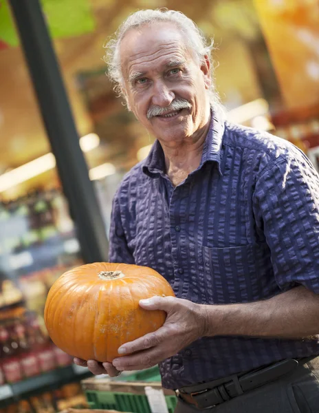 Äldre man och halloween shopping — Stockfoto