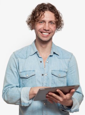 Dijital tablet kullanan genç adam