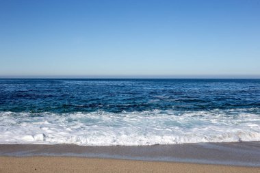 Sabahları Pasifik Okyanusu 'nun ortasında büyük bir deniz kıyısı.