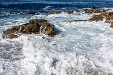 Kaliforniya 'nın dağları ve bulutları olan güzel manzarasına bakın.