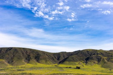 Kaliforniya 'nın dağları ve bulutları olan güzel manzarasına bakın.