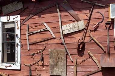 Bir sürü farklı tipte binası olan eski ahşap bir ev.