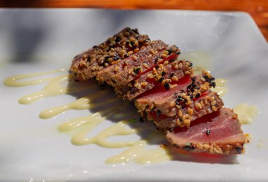 Sos ve baharatlı ızgara biftek.