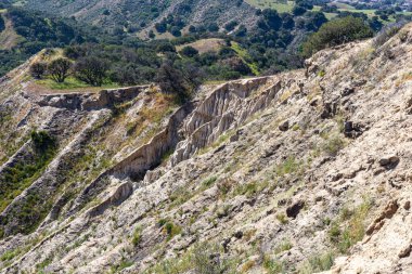 Dağları ve kayaları olan dağ manzarası