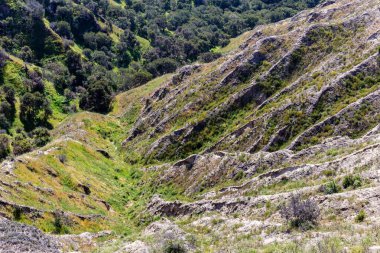 Dağlı ve mavi gökyüzü olan dağ manzarası