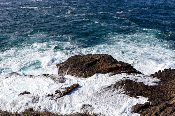 海浪在海滩上冲撞 — 图库照片