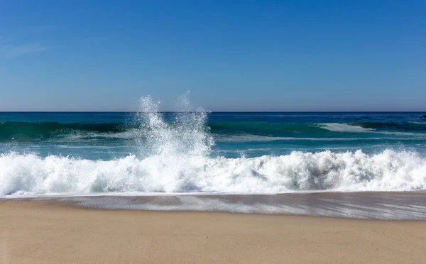 Bela Praia Com Ondas Céu Azul — Fotografia de Stock