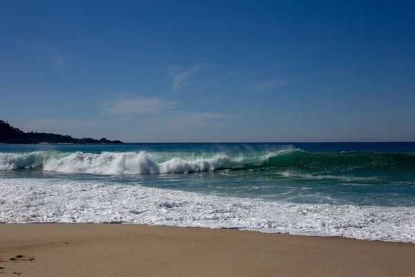 Bela Praia Com Ondas Céu Azul — Fotografia de Stock