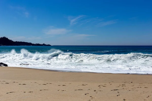 Bela Praia Com Ondas Mar Céu Azul — Fotografia de Stock