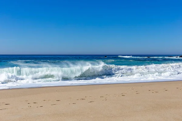 Vacker Strand Med Vågor Och Blå Himmel — Stockfoto