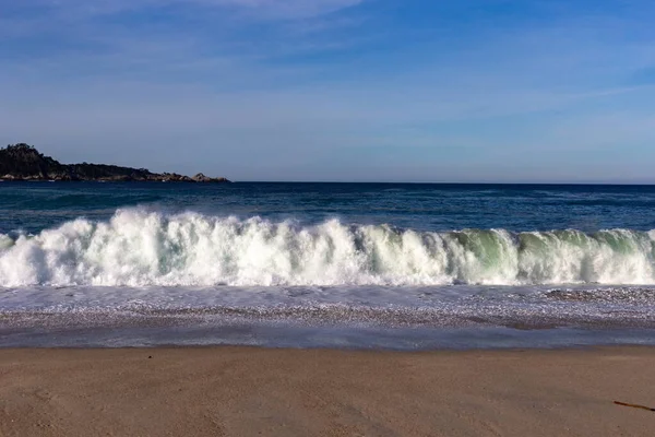 Bela Praia Com Ondas Céu Azul — Fotografia de Stock