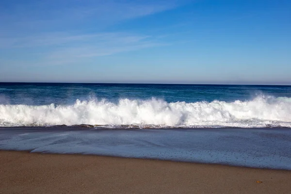 Dalgalar Mavi Gökyüzü Ile Güzel Deniz Kıyısı — Stok fotoğraf