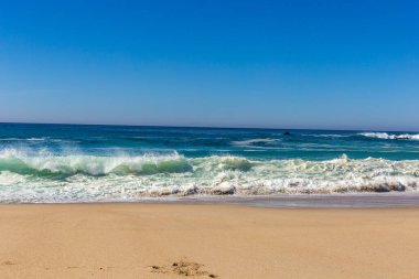 Mavi gökyüzü olan güzel sahil