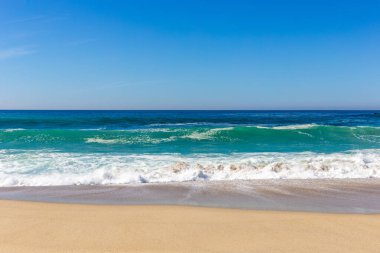 Mavi gökyüzü olan güzel sahil