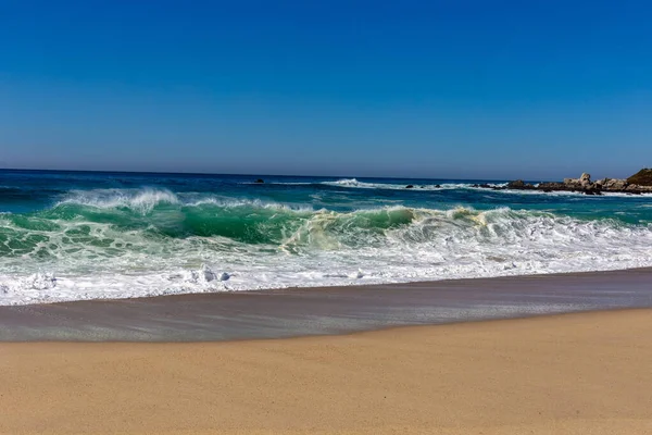 Prachtig Strand Met Golven Blauwe Lucht — Stockfoto