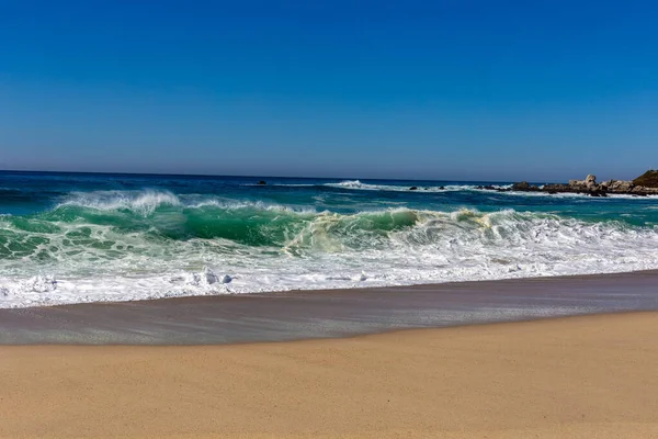 Hermosa Playa Con Olas Cielo Azul —  Fotos de Stock