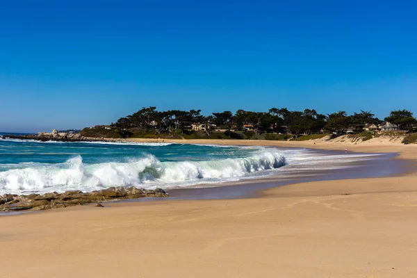 Playa Con Olas Cielo Azul —  Fotos de Stock