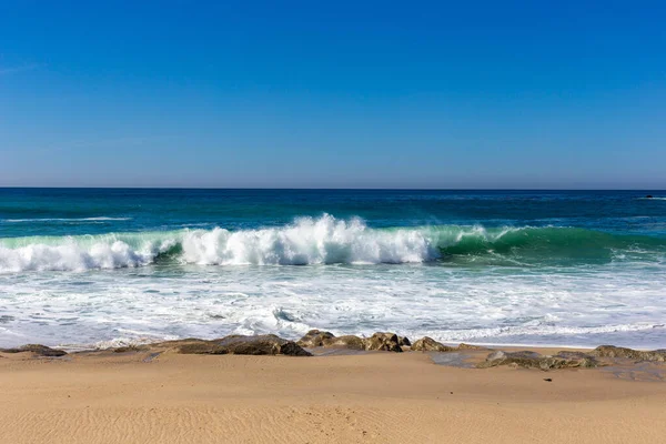 Prachtig Strand Met Golven Blauwe Lucht — Stockfoto