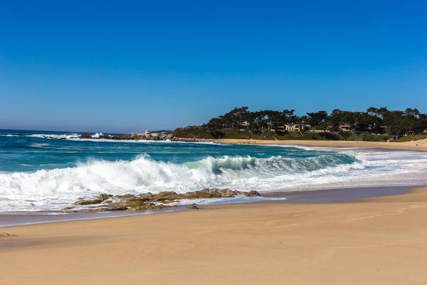 Bela Praia Com Ondas Céu Azul — Fotografia de Stock