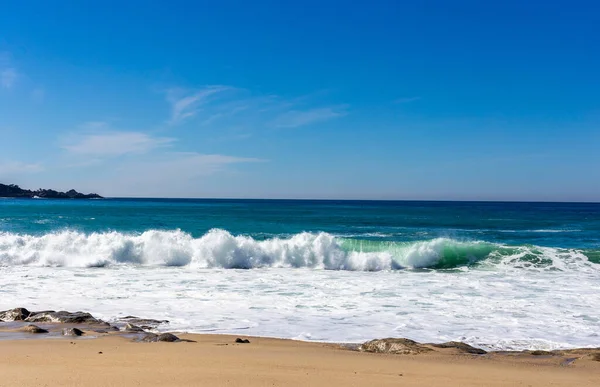 Όμορφη Παραλία Κύματα Και Γαλάζιο Ουρανό Εικόνα Αρχείου