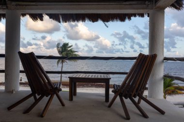 Denizde güzel plaj sandalyeleri