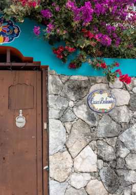 mavi gökyüzü ile eski ev