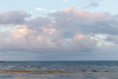 Denizin üzerinde güzel bir gün batımı