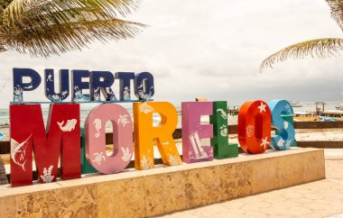 Deniz ve mavi gökyüzü olan sahile hoş geldiniz. Puerto Moreles.