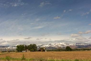Arkasında bir dağ olan güzel bir manzara.